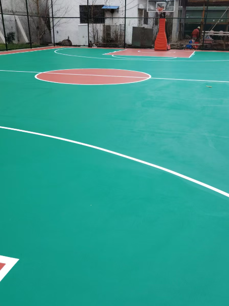 崇明 球场长期使用易出现地面开裂